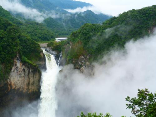 INDIVIDUELE RONDREIZEN ECUADOR: REISERVARINGEN ECUADOR: San Rafael Water Falls is part of an Ecuador Andes Trek in Ecuador.