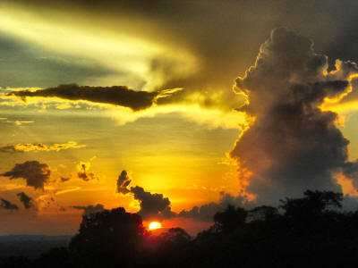 KLIMA UND WETTER IM AMAZONAS REGENWALD, ECUADOR: Beeindruckende Sonnenunterg�nge in Cuyabeno
