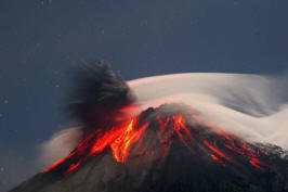 Aktive Vulkane Ecuador: Ausbruch Tungurahua mit lava und asch