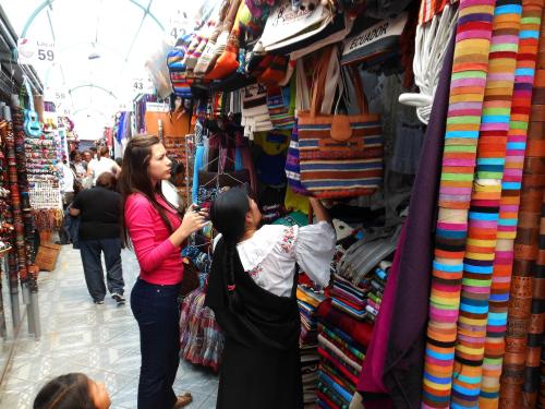 7 BEST ART AND CRAFTS MARKETS OF ECUADOR: Colorful bags and shawls and wraps, Mariscal Art Market, Quito, Ecuador
