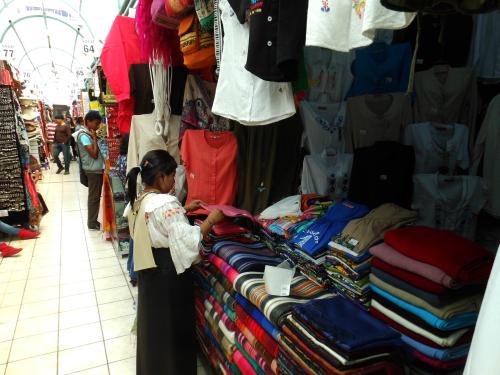 7 BEST ART, HANDICRAFTS MARKETS OF ECUADOR: Covered Art Market Mariscal, Juan Leon Mera Street
