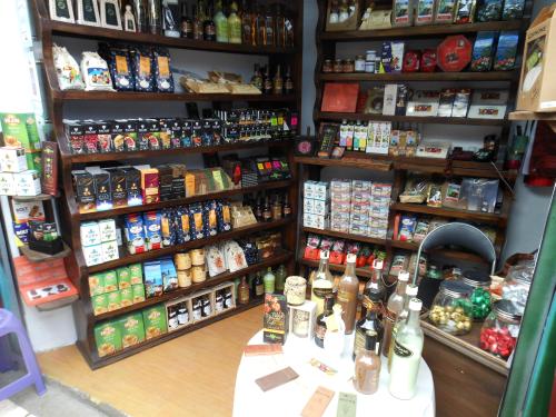 7 BEST ART, HANDICRAFTS MARKETS OF ECUADOR: Chocolate shop at Mariscal tourist market, Quito, Ecuador
