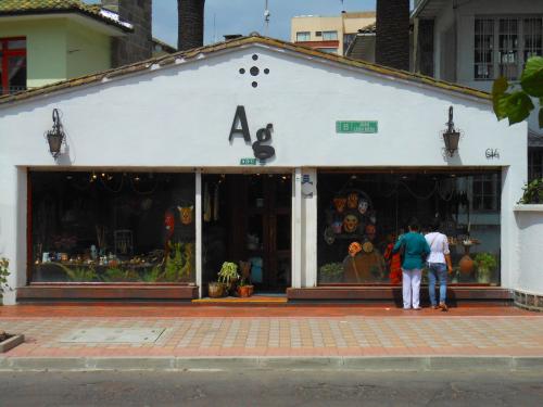 7 BEST ART, HANDICRAFTS MARKETS OF ECUADOR: Juan Leon Mera Street: art and craft shop