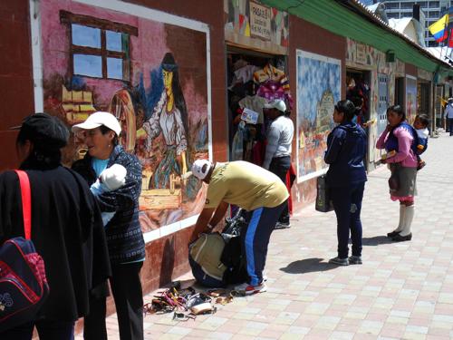 7 BEST ART, HANDICRAFTS MARKETS OF ECUADOR: Mariscal Art Market, Quito, Ecuador