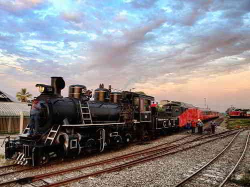 ECUADOR DEVILS NOSE: Crucero train departing from Quito Chambacalle Train Station.