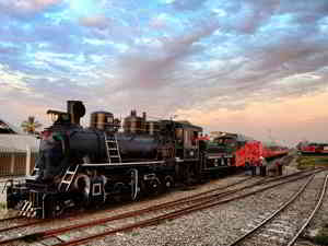 ECUADOR DEVILS NOSE: Steam engine at Chambacalle railway station in Quito.
