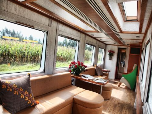 ECUADOR DEVILS NOSE: Relaxation at the lounge wagon of the Crucero train.