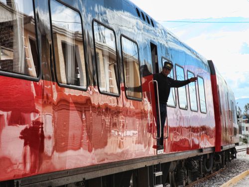ECUADOR DEVILS NOSE: All on board! Crucero train taking off from train station.