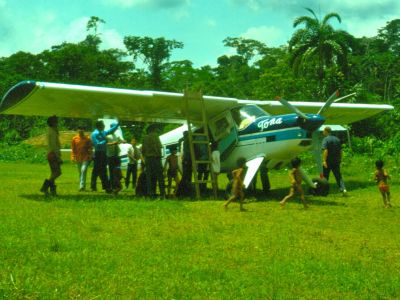 Amazonas Abenteuerreisen Ecuador Archivbild: Amazon huarani airstrip. FAO natural areas exploration, 1975 slide scan