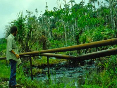 Amazonas Abenteuerreisen Ecuador Archivbild: Bei jedem Pumpstation wurden Pumpwasser mit Resten von �l einfach in den Dschungel abgelassen. Archivbild