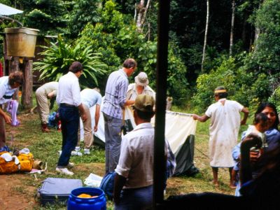 Amazonas Abenteuerreisen Ecuador Archivbild: Sionas and tourists jointly set up camp on first ecotour in 1986.