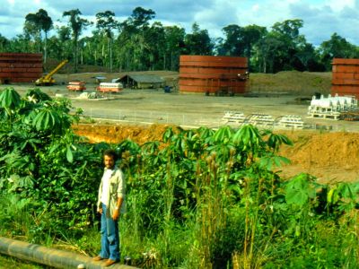 Amazonas Abenteuerreisen Ecuador Archivbild: The new oil exploitation service town Tarapoa in 1983.
