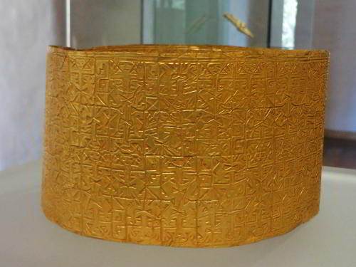 MUSEUMS IN QUITO: Golden Collar at the Casa de Alabado Museum in Quito
