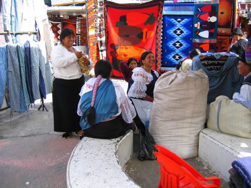 QUE HACER EN ECUADOR [100 MEJORES SITIO DE TURISMO]: El Mercado de artesan�as el la Plaza de los Ponchos, Otavalo ind�gena.
