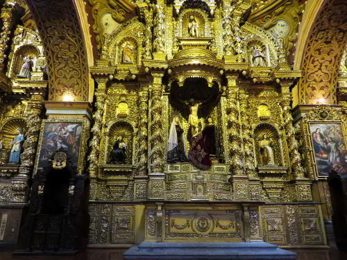 FAMOUS HISTORIC CHURCHES IN QUITO, ECUADOR: Altar Compa�ia de Jusus Church