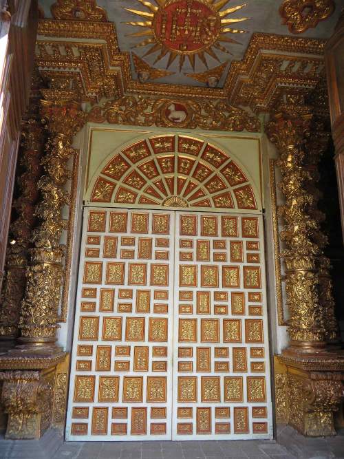 FAMOUS HISTORIC CHURCHES IN QUITO, ECUADOR: Internal main doors Compa��a de Jesus Church