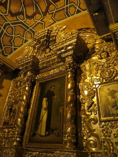 FAMOUS HISTORIC CHURCHES IN QUITO, ECUADOR: Golden altar Santo Domingo church