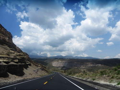 QUITO AIRPORT CODE  [UIO] & DEPARTURES: Two 4 lane highways connects the airport with different parts of the the capital.