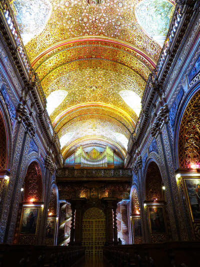 FAMOUS HISTORIC CHURCHES IN QUITO, ECUADOR: Compa�ia de Jesus Church interior