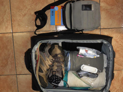PRINTABLE PACKING LIST TROPICAL VACATIONS: Efficient packing by rolling up clothes.