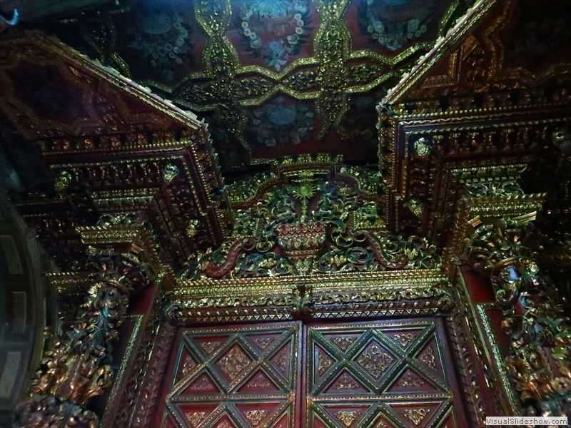 interior-decorated-doors-national-cathedral-ecuador
