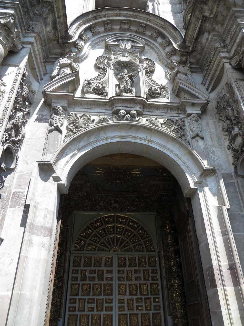 Compania de Jesus Church entrance