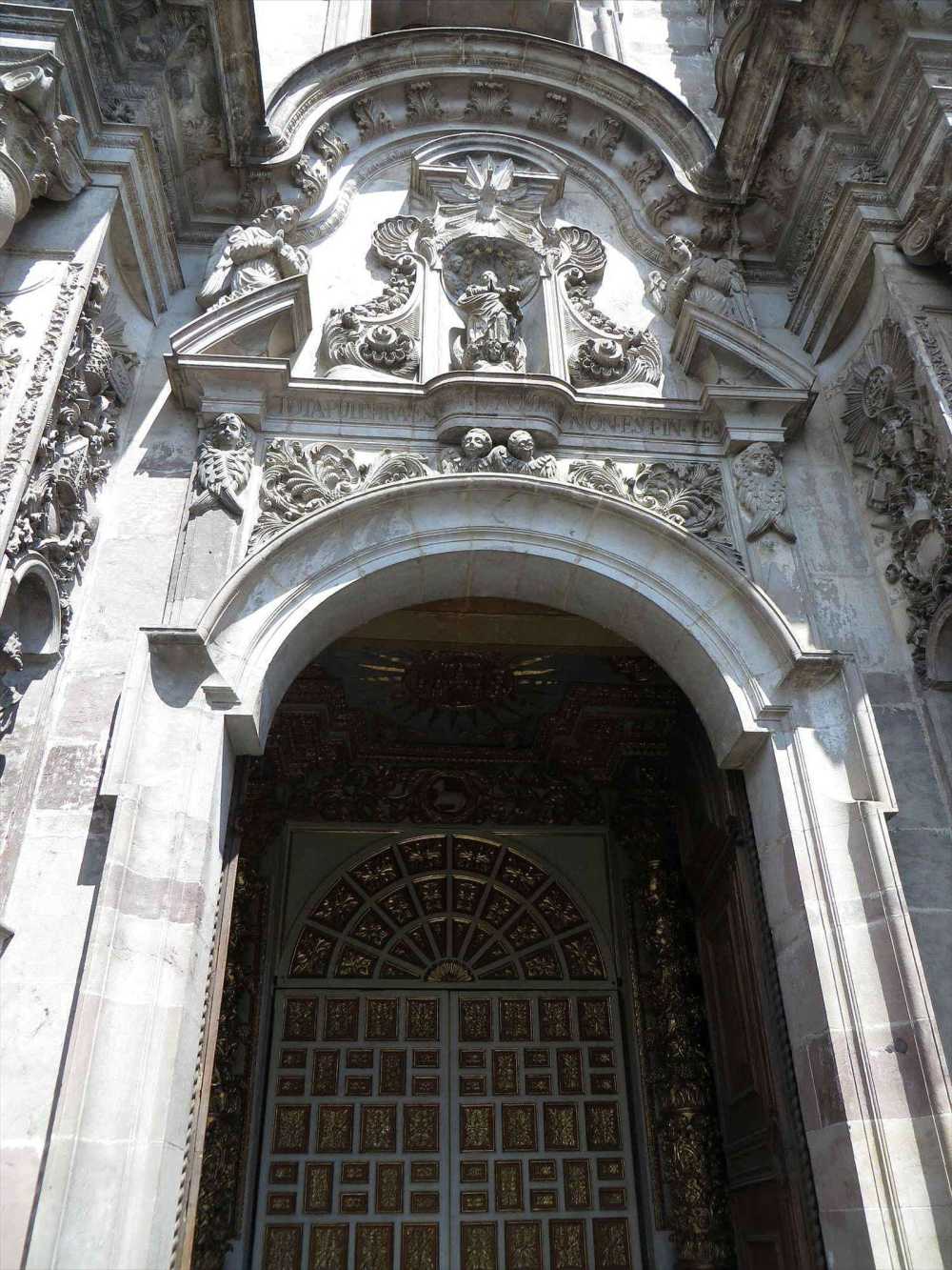 Compania de Jesus Church entrance