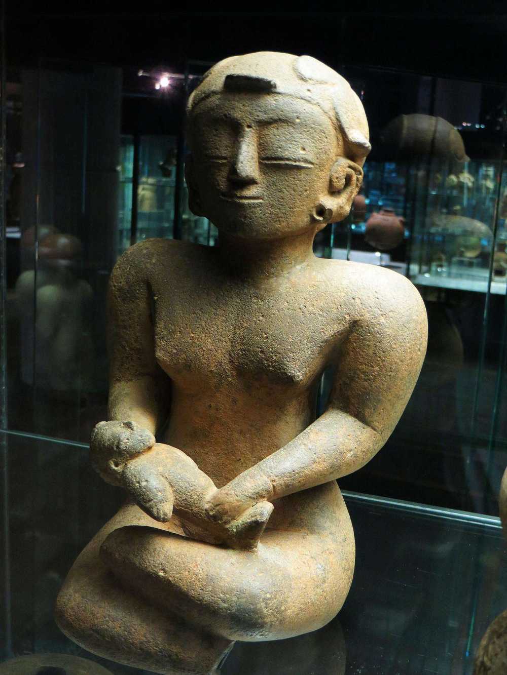 Indian woman statue of the coastal Valdivian culture